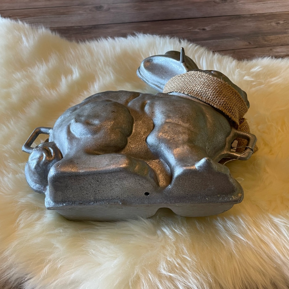 v i n t a g e Heavy Cast Aluminum 3D Bunny Cake Mold - Picture 6 of 8